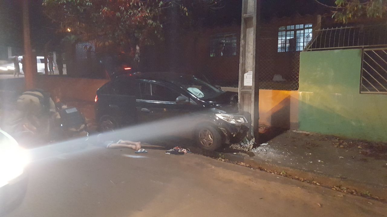 Trio fugira da polícia com um carro roubado quando sofreu acidente. Foto: Divulgação/PM