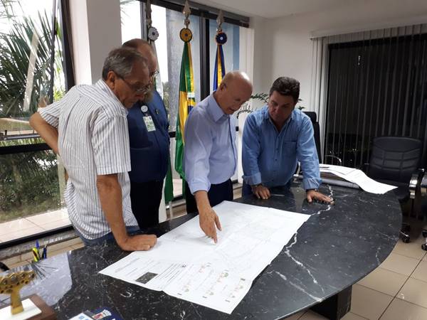 Deputado, prefeito e equipe em Arapongas: investimentos no município (Foto: Renan Vallim)