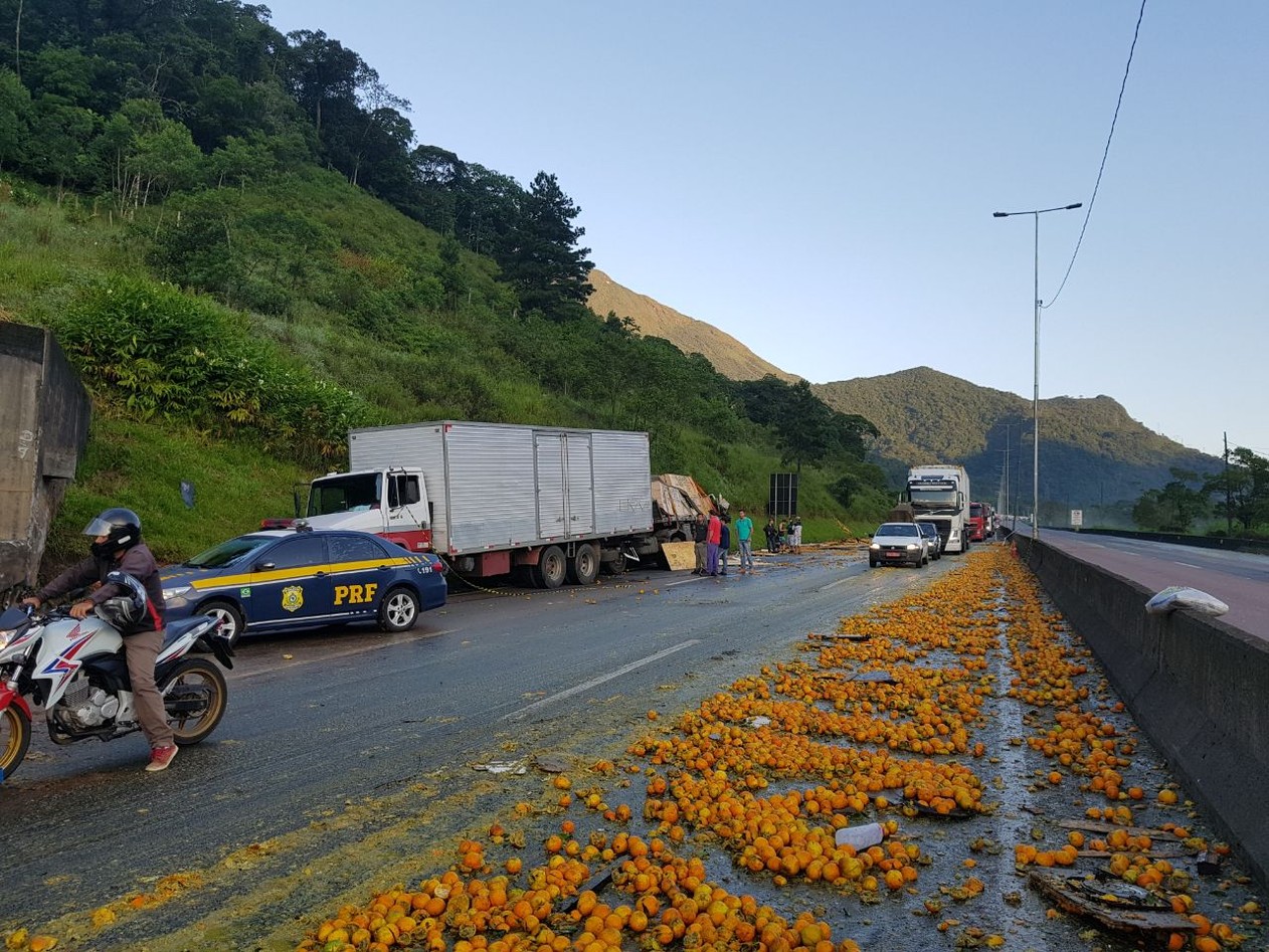 Trecho foi bloqueado por causa do acidente. Foto: PRF/Divulgação