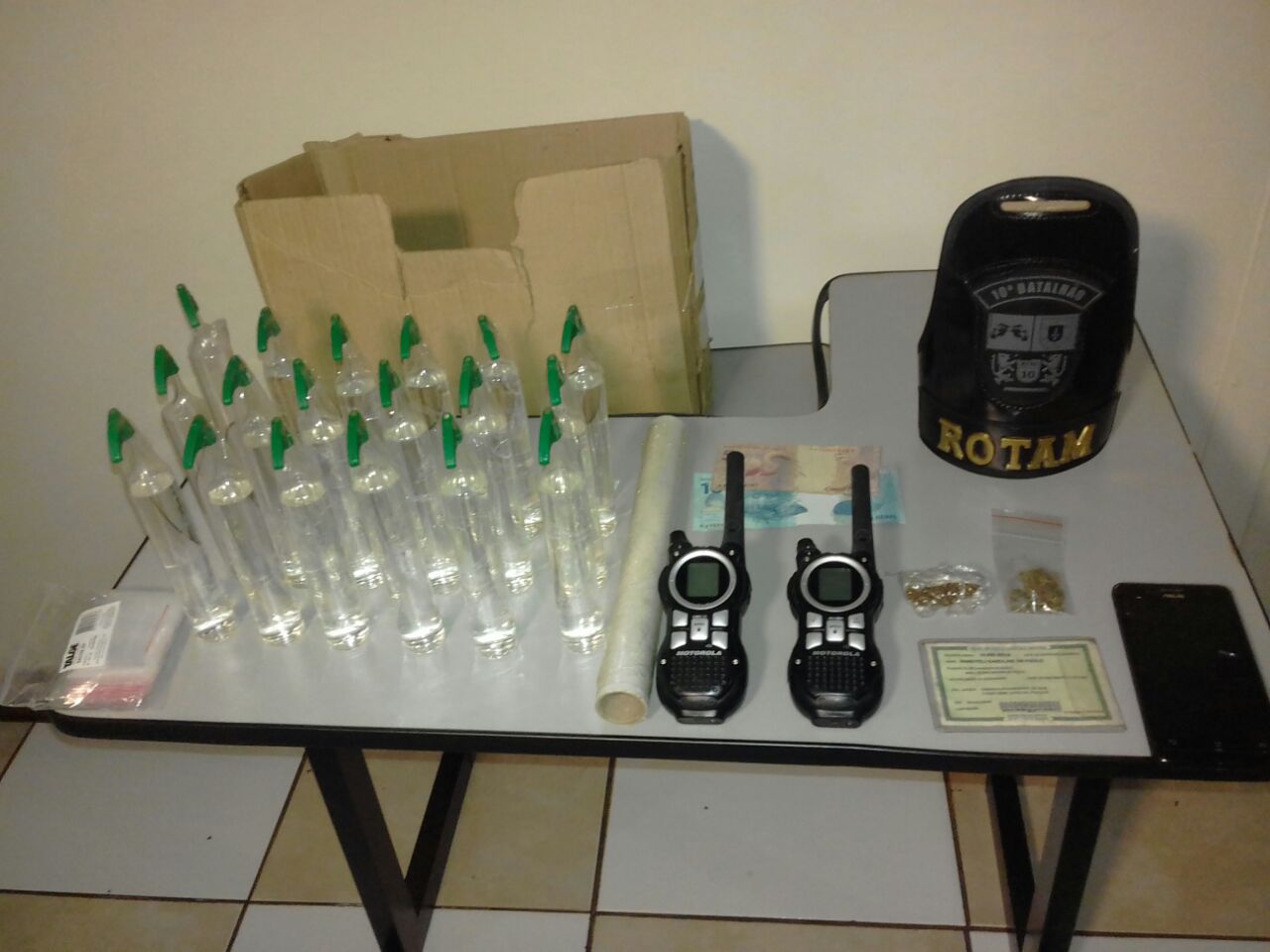 A PM prendeu uma moça com maconha e 16 frascos de lança perfume em Apucarana - Foto: Divulgação - PM