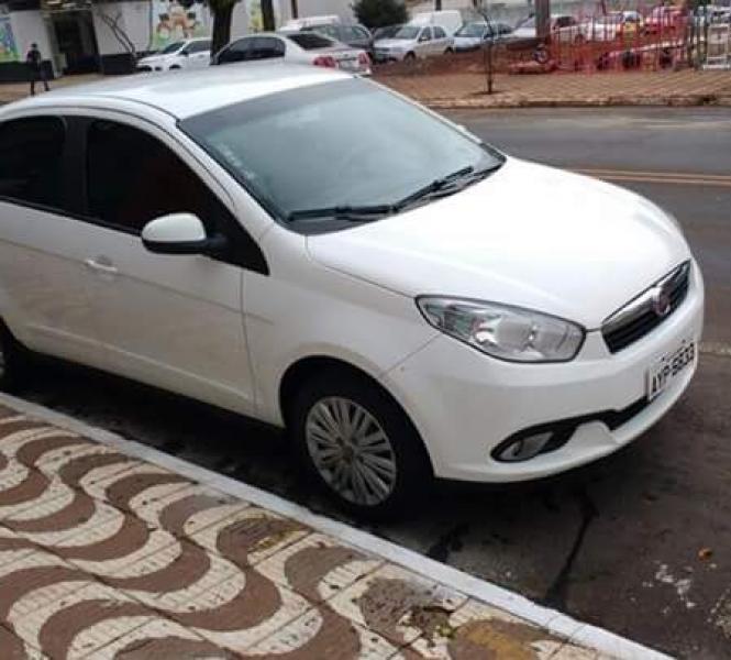 Fiat Sena branco, placas AYP- 6833 ( Apucarana) foi localizado na região do Parque da Raposa- Foto: Reprodução