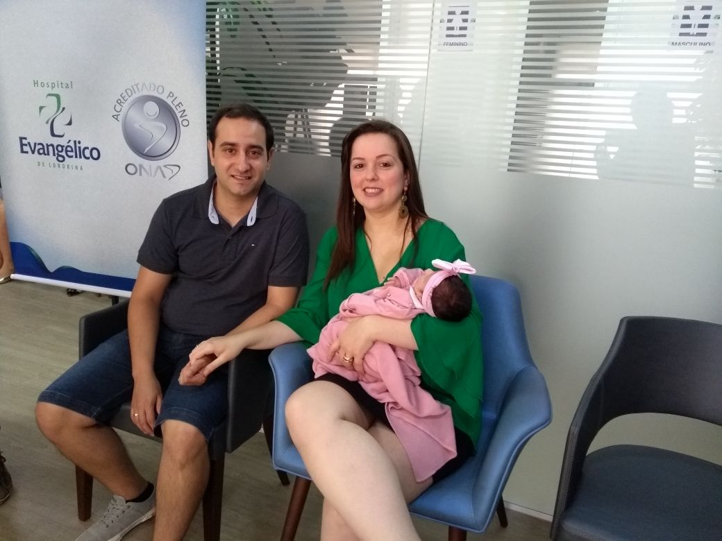 Talita com marido e a filha Ana Liz: vitória da vidade - Foto: Reprodução/ portal da CBN