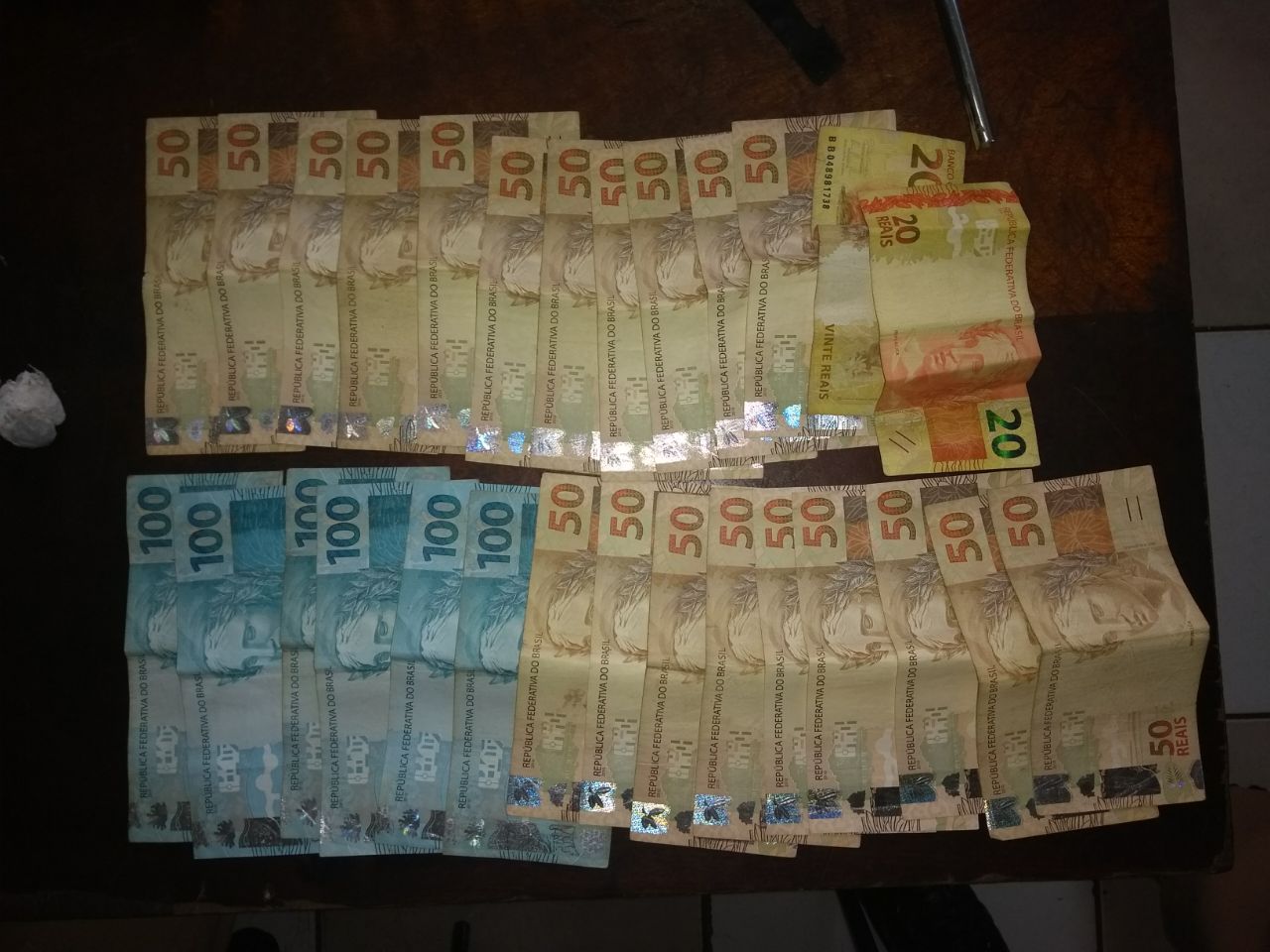 Dinheiro encontrado com os suspeitos. Foto: Divulgação/PM