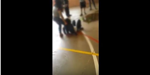 Vídeo mostra estudante agredindo outra dentro de colégio - Imagem - Reprodução - YouTube