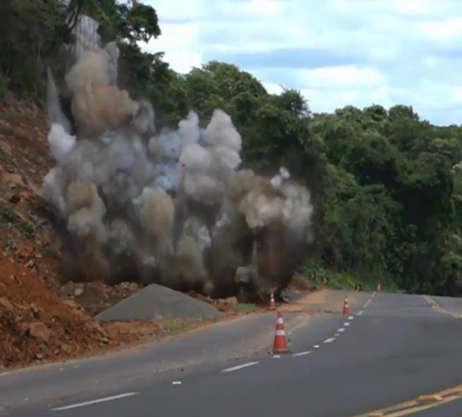 Detonação de rochas bloqueia Contorno Sul de Apucarana