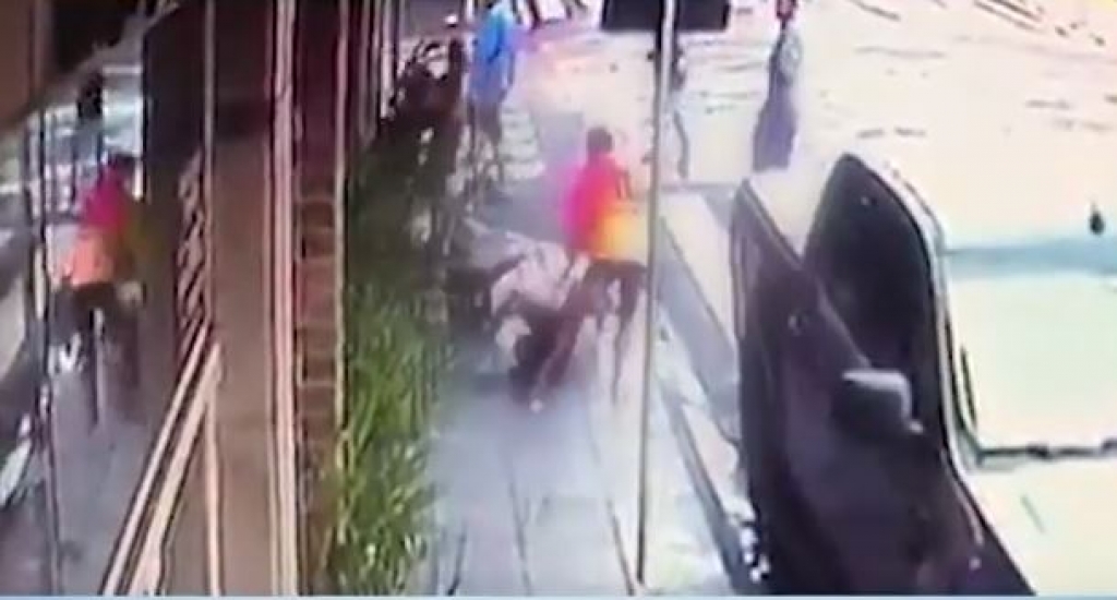 O assassinato de um homem esfaqueado 17 vezes por mulher em Paranaguá foi filmado por câmeras de segurança - Foto: Reprodução/ Câmera de Segurança