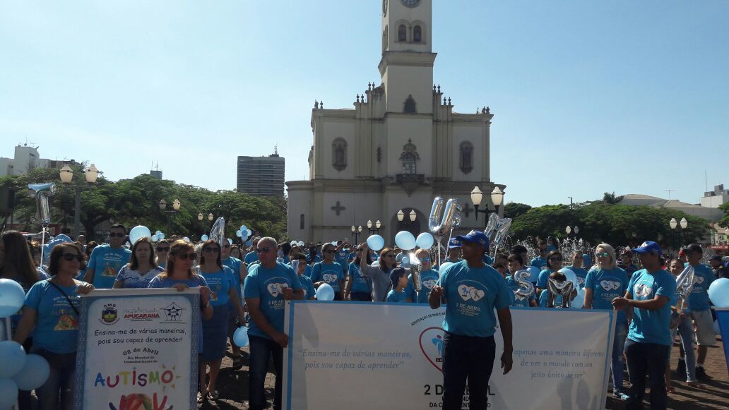 Participantes usaram roupas azuis, símbolo do Dia Mundial do Autismo  - Sérgio Rodrigo