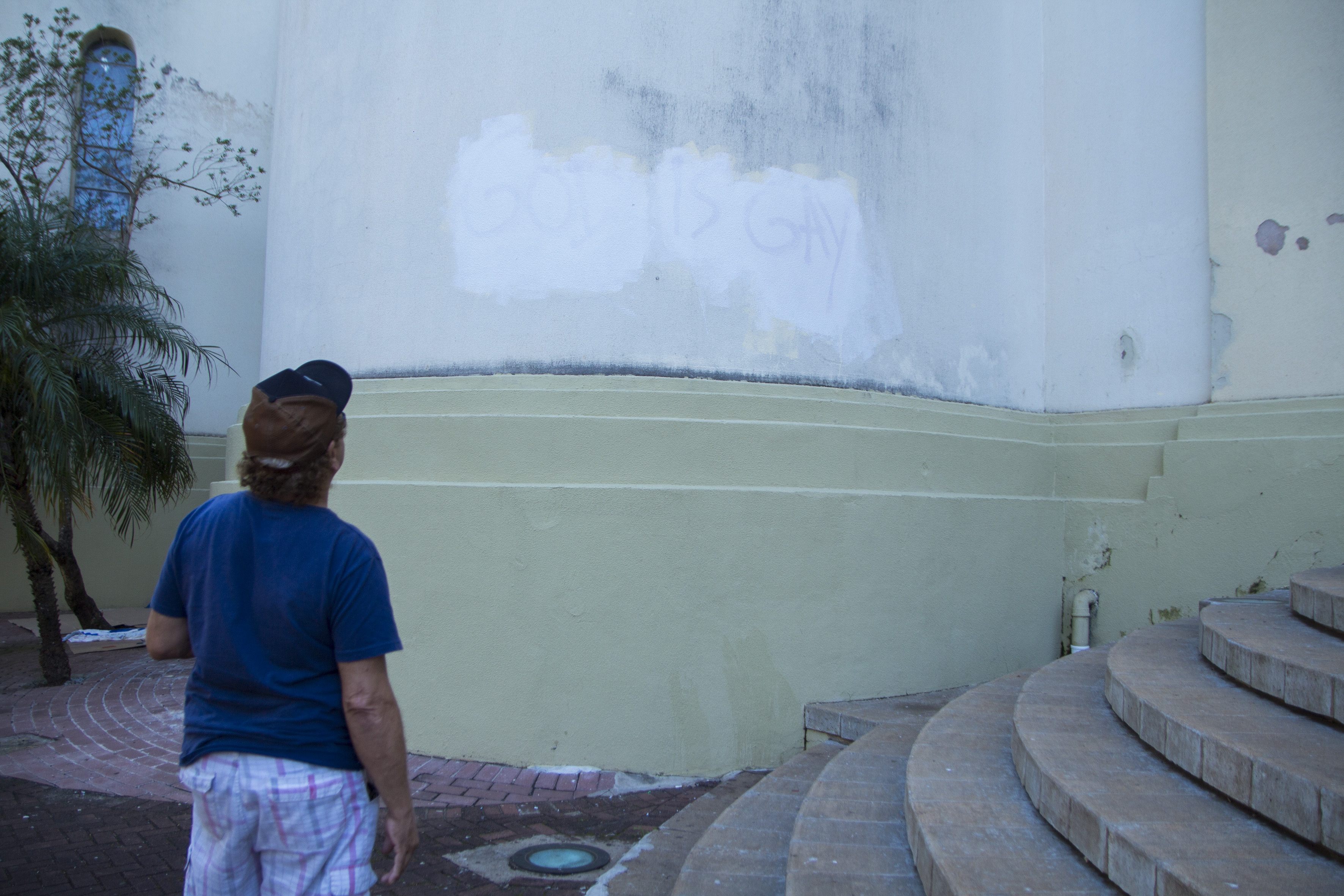 Local de pichação "Deus é gay" já foi pintado novamente - Foto: TNONLINE