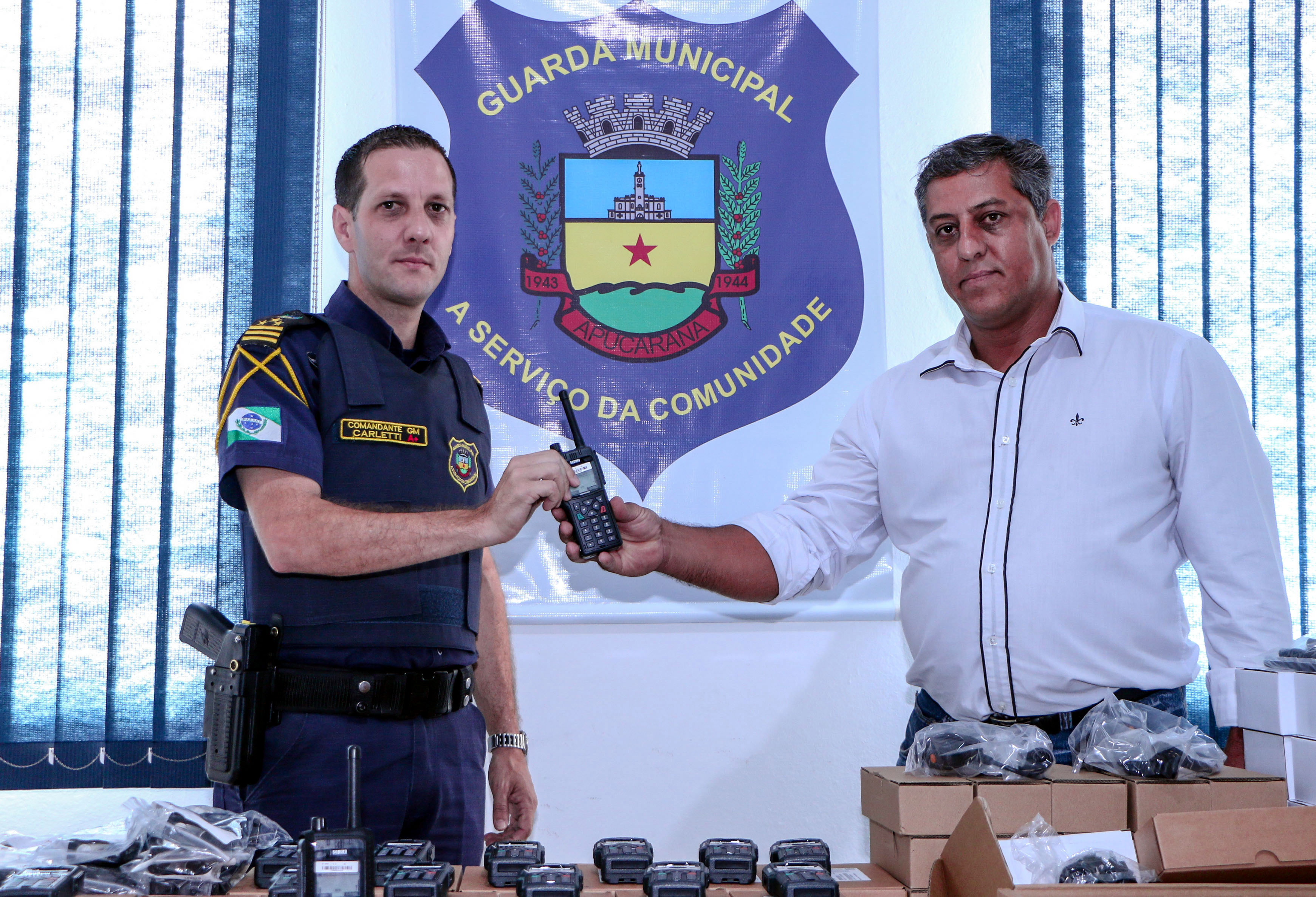 Alessandro Carletti, comandante da Guarda Municipal de Apucarana, e Alfredo Quenehen, coordenador do departamento de projetos do Cismel - Foto: Divulgação