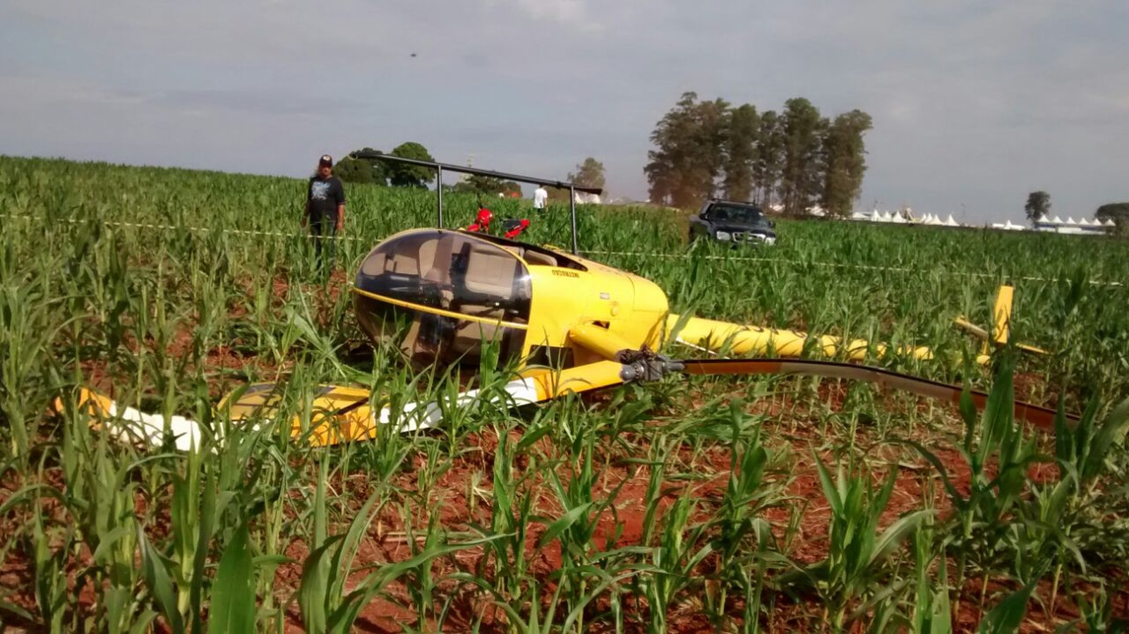 Helicóptero tombou após piloto fazer um pouso de emergência em uma plantação de Quarto Centenário, no noroeste do Estado - (Foto: PM/Divulgação)