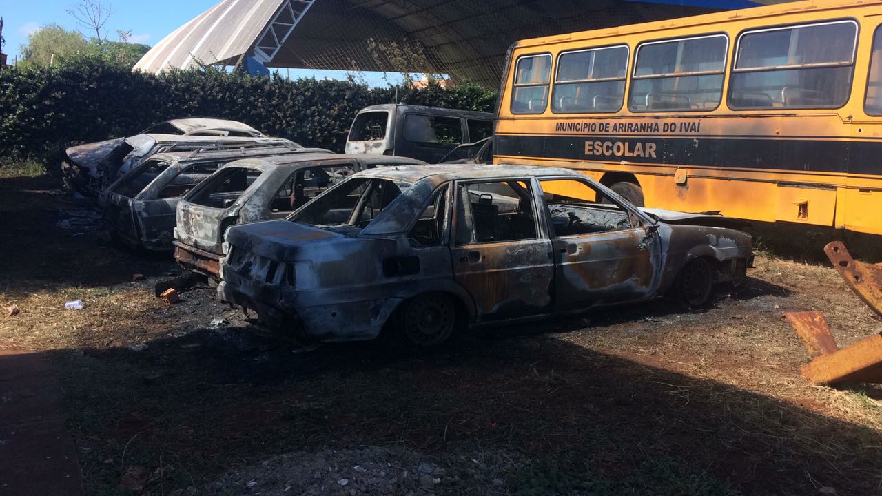 Nove veículos da prefeitura de Ariranha do Ivaí são incendiados em pátio - Foto: Reprodução/Blog do Berimbau