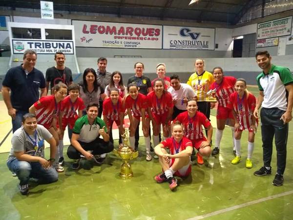 Equipe de Arapongas foi a campeã do torneio regional de futsal feminino em Cambira - Foto: Divulgação