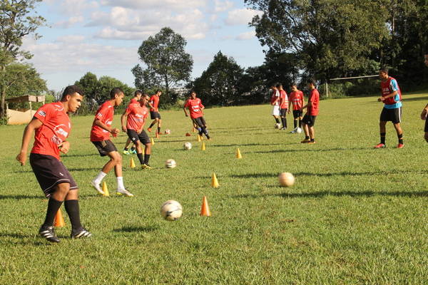 O Gera Apucarana realiza treinamentos com jogadores de 12 a 18 anos no campo da Soalgo - Foto: www.oesporte.com.br