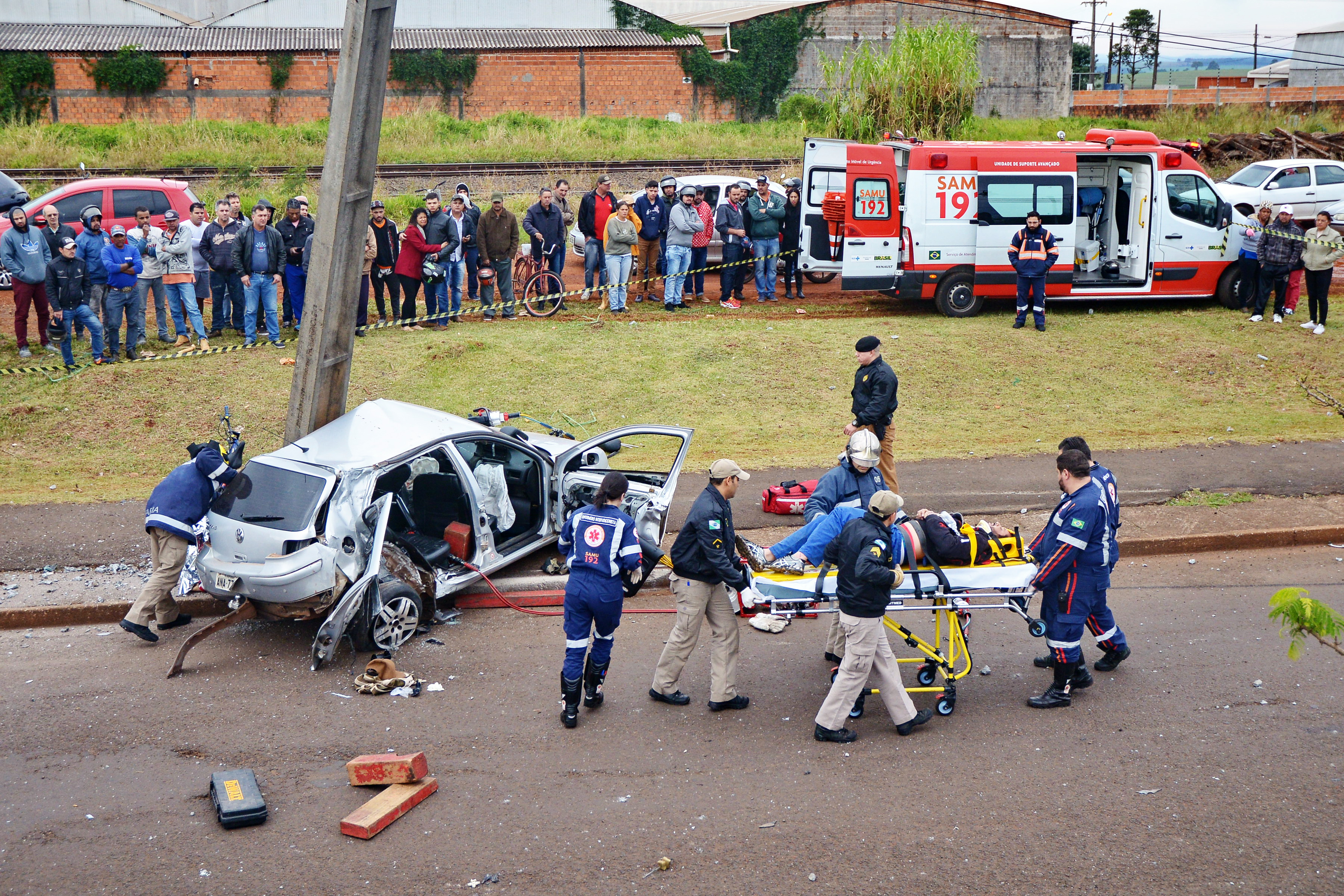 Corpo de Bombeiros e Samu socorreram as vítimas do carro. Foto: Sérgio Rodrigo