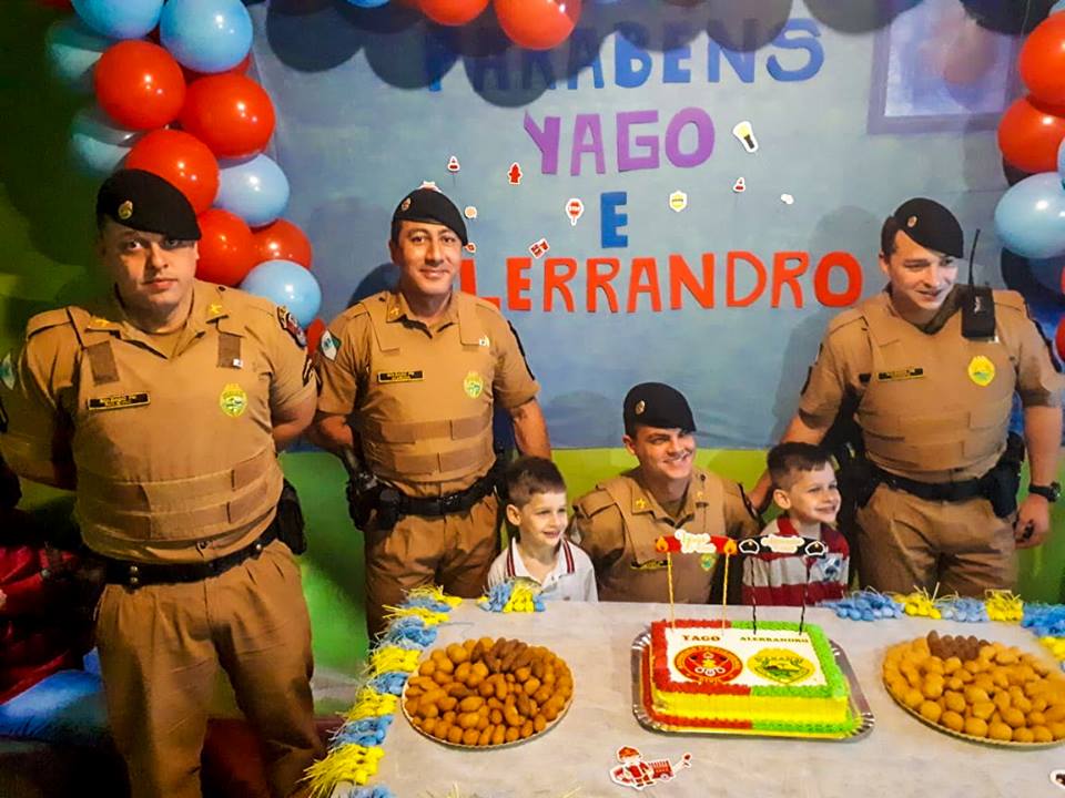 PMs de Arapongas dão vida à festa de aniversário com tema militar