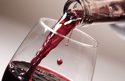 Aprenda a degustar um bom vinho e conheça os benefícios da bebida
