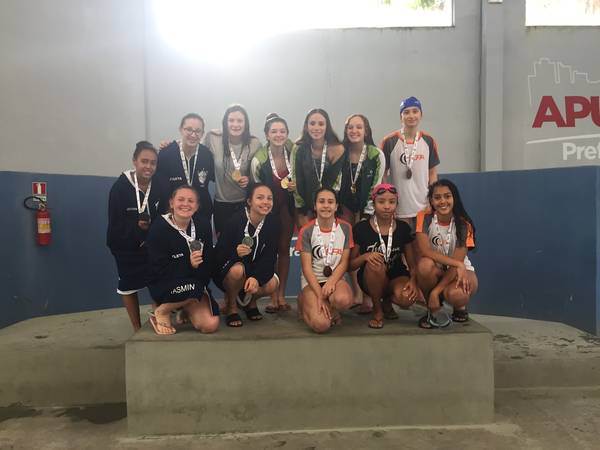Equipes femininas de Curitiba e de Apucarana na prova de revezamento 4x50m nado livre na piscina do Lagoão - Foto: SEED