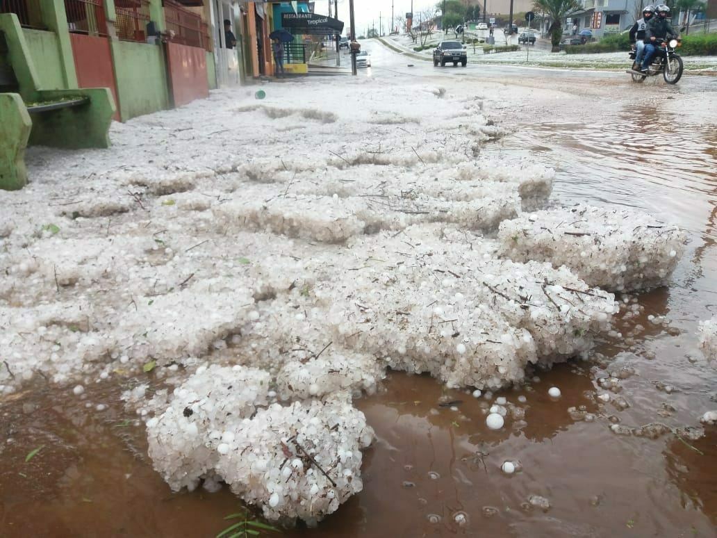 Chuva de granizo deixa cidade do PR sem luz e com várias casas destelhadas - Foto: Reprodução/WhatsApp Jornal Extra Guarapuava