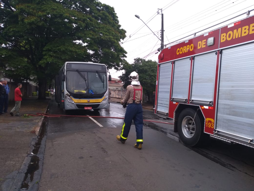 Incêndio em ônibus​ no centro de Arapongas mobiliza Bombeiros - foto Sergio Rodrigo/TN