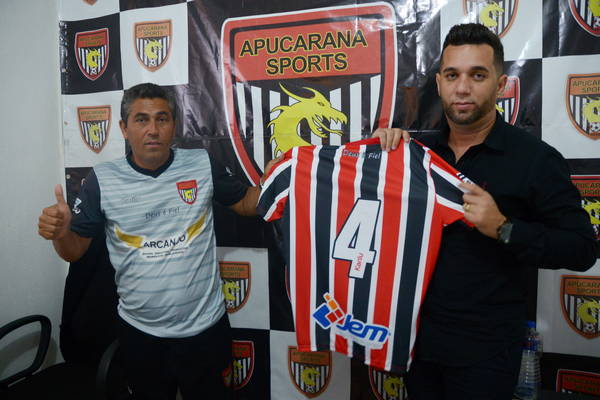 O técnico Vavilson dos Santos e o presidente Douglas Rodrigues com a camisa 4 do zagueiro Pedro, que se machucou |  Foto: Sérgio Rodrigo