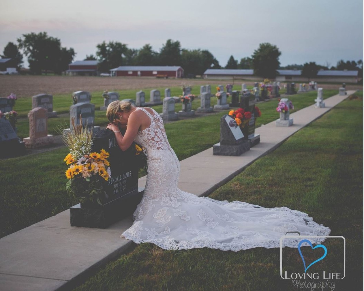 Em uma das fotos, Jessica aparece ajoelhada em frente à lápide do noivo - Foto: Foto: Reprodução/Facebook/Loving Life Photography