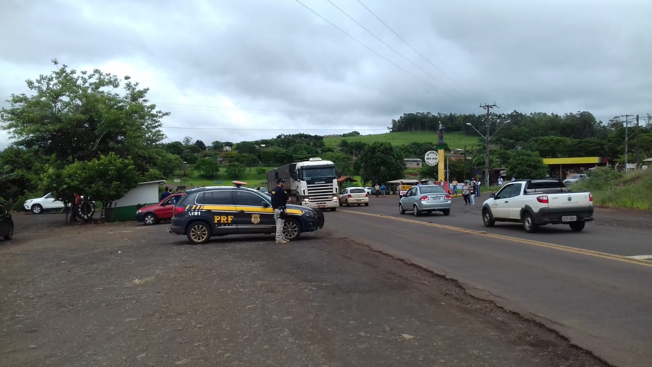 PRF orienta motoristas que trafegam entre Jandaia do Sul e Bom Sucesso 