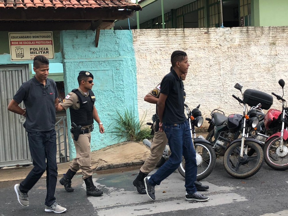 Irmãos foram presos com ponto eletrônico durante prova do Enem em Montes Claros — Foto: Juliana Gorayeb/G1