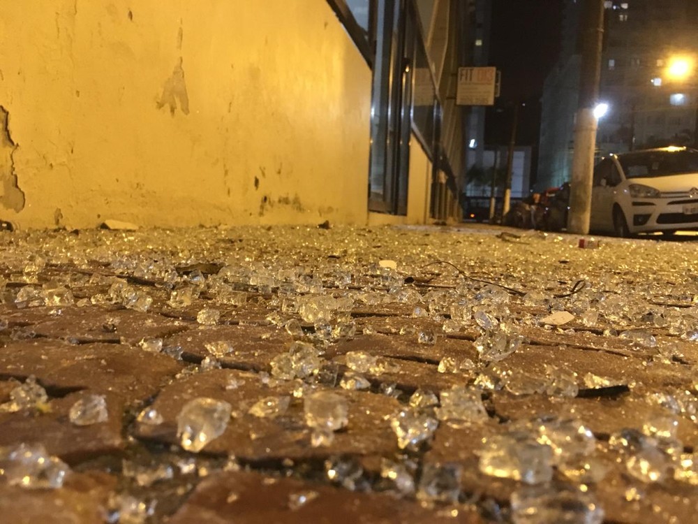 Cacos de vidro ficaram espalhados pelo chão — Foto: Luis Paes/Globo News