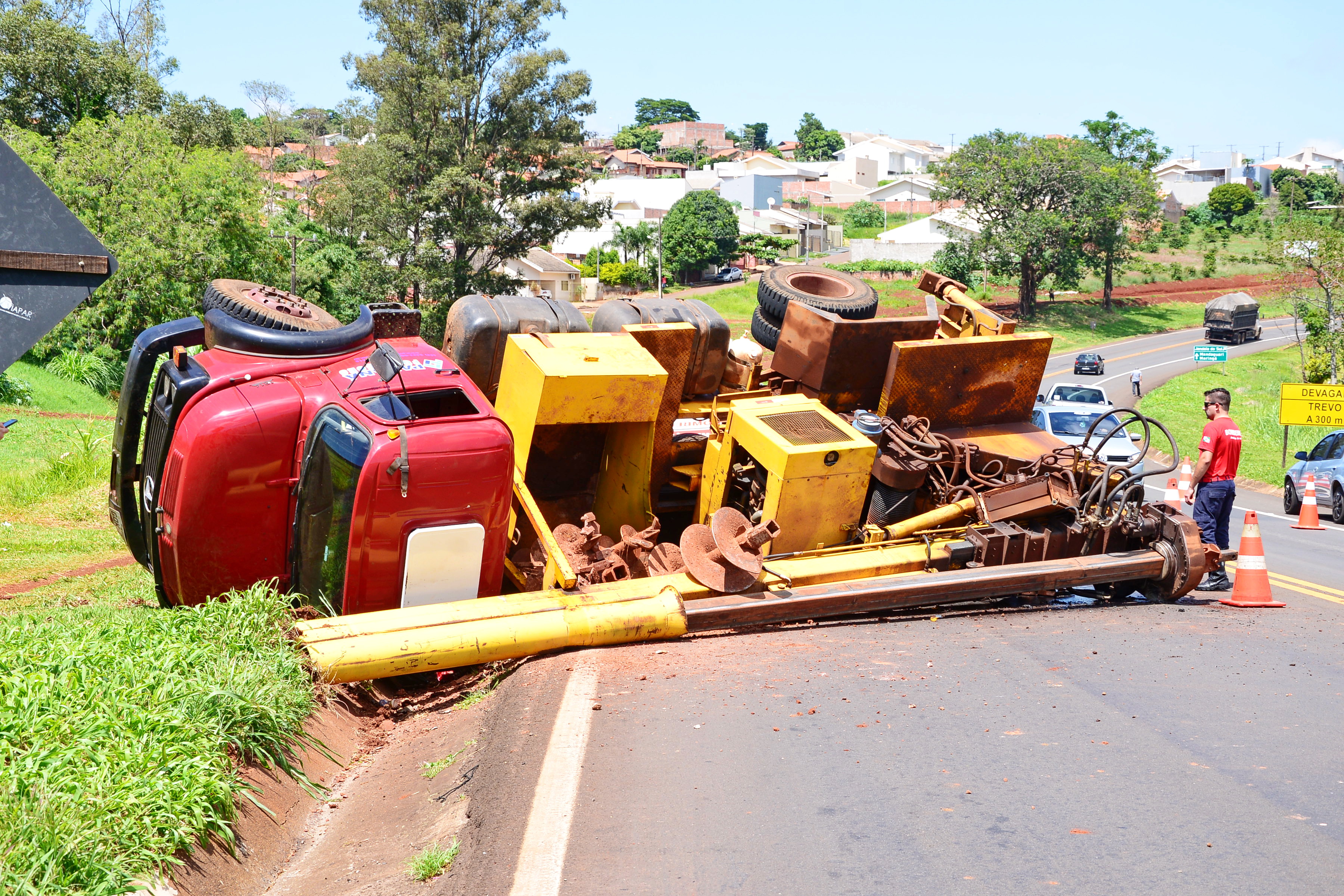 Caminhão de Apucarana tomba na BR-376, deixa motorista ferido e congestiona tráfego - Foto: Delair Garcia