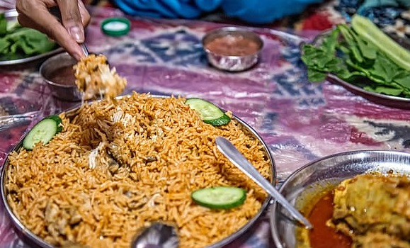 Mulher mata o namorado, cozinha e serve com arroz a diversas pessoas - Foto: Reprodução/Getty Images/iStockphoto/Daily Mail
