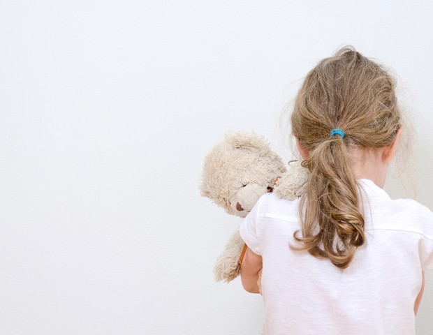 Chorando, menina de cinco anos conta que foi abusada pela própria mãe