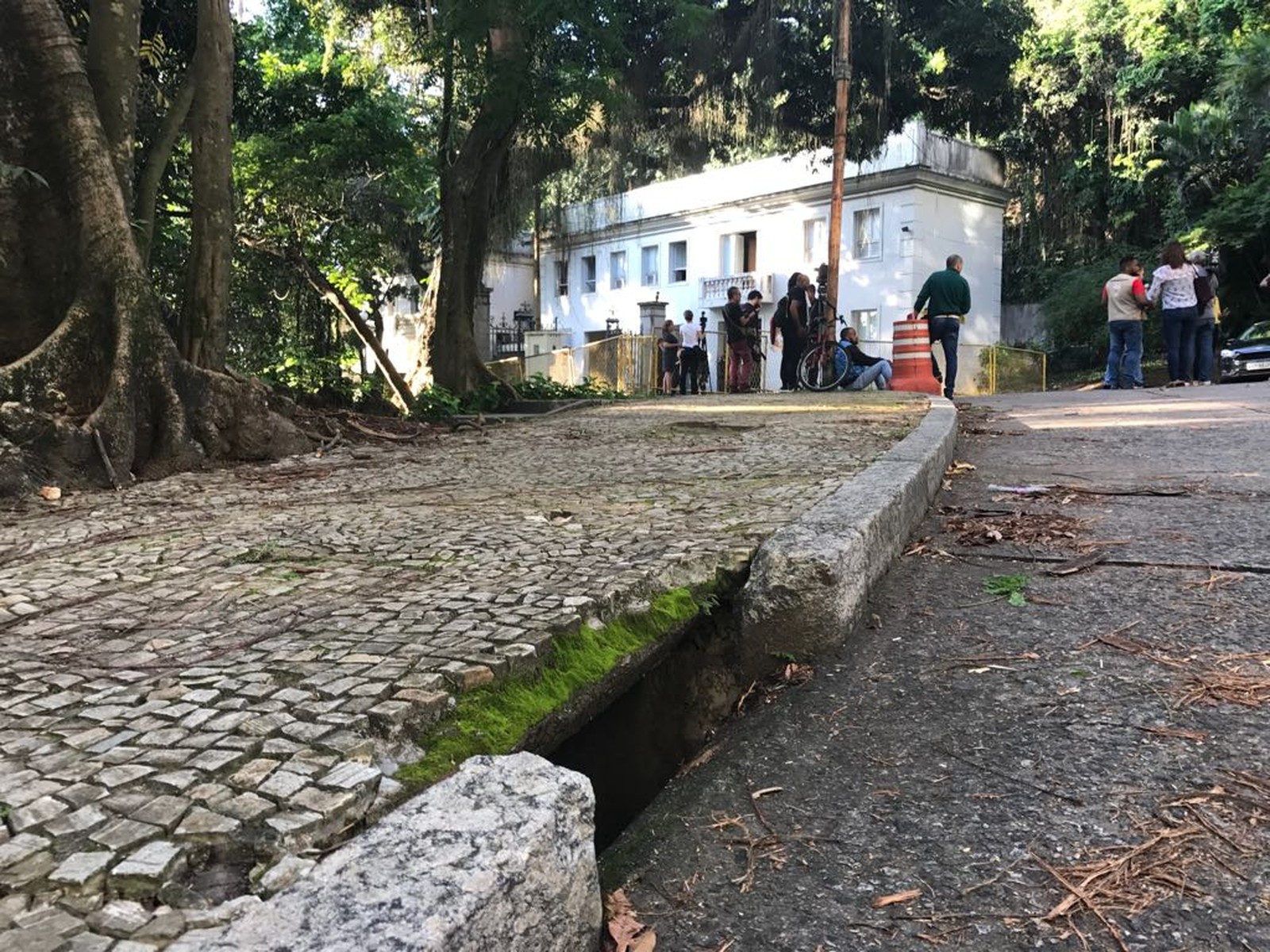 Uma boca de lobo, tipo de bueiro que batizou esta etapa da Lava Jato, a alguns metros do Palácio Laranjeiras, onde Pezão foi preso — Foto: Cristina Boeckel/G1