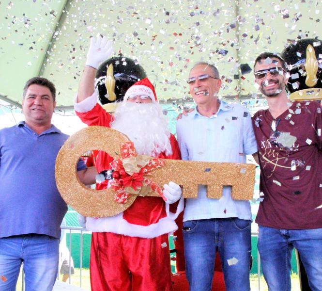 Em Arapongas, cerca de 10 mil pessoas acompanharam a chegada do Papai Noel no Estádio Municipal José Chiapin - Foto: Divulgação