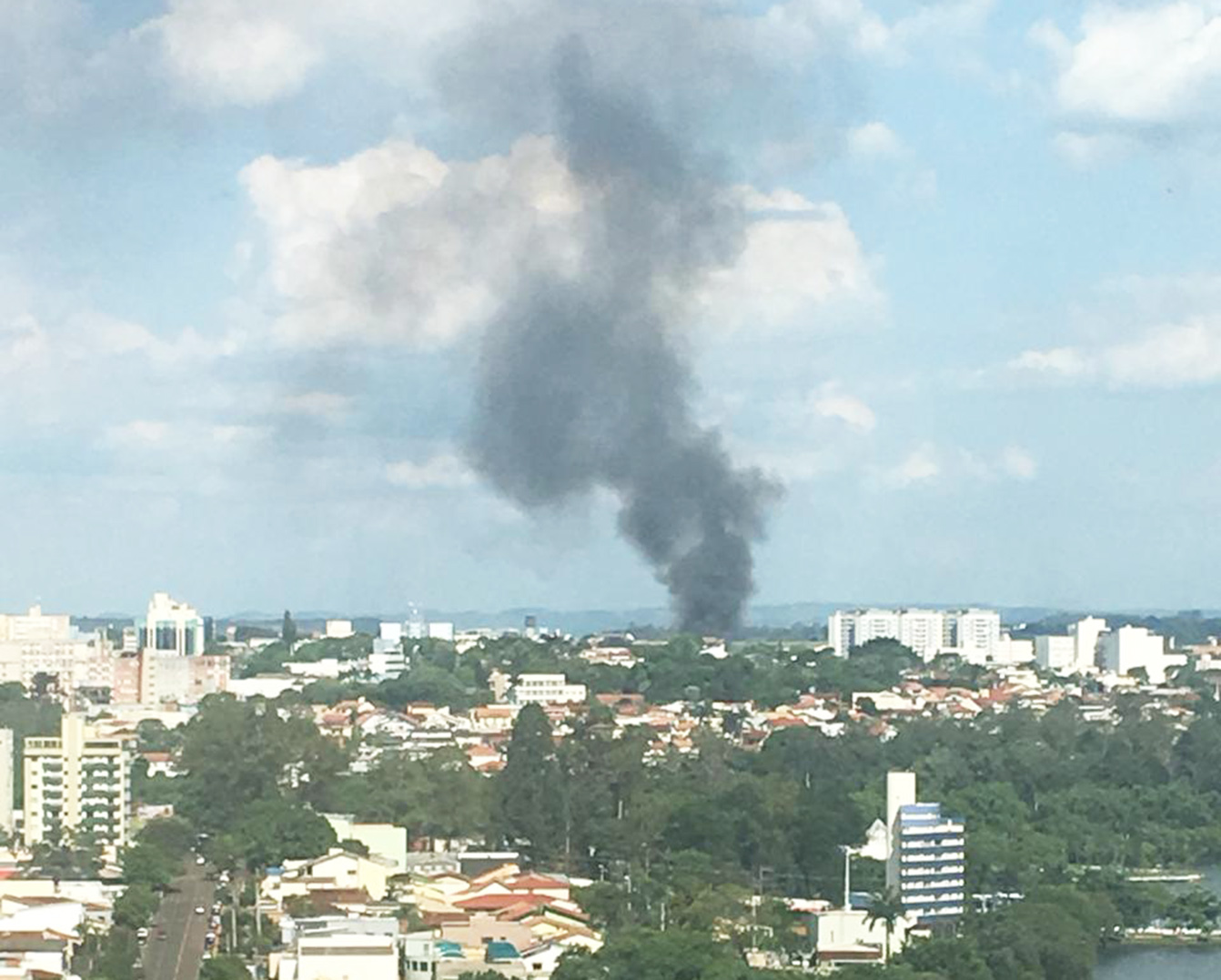 Incêndio pôde ser visto de muitas partes da cidade. Foto: WhatsApp Paiquerê
