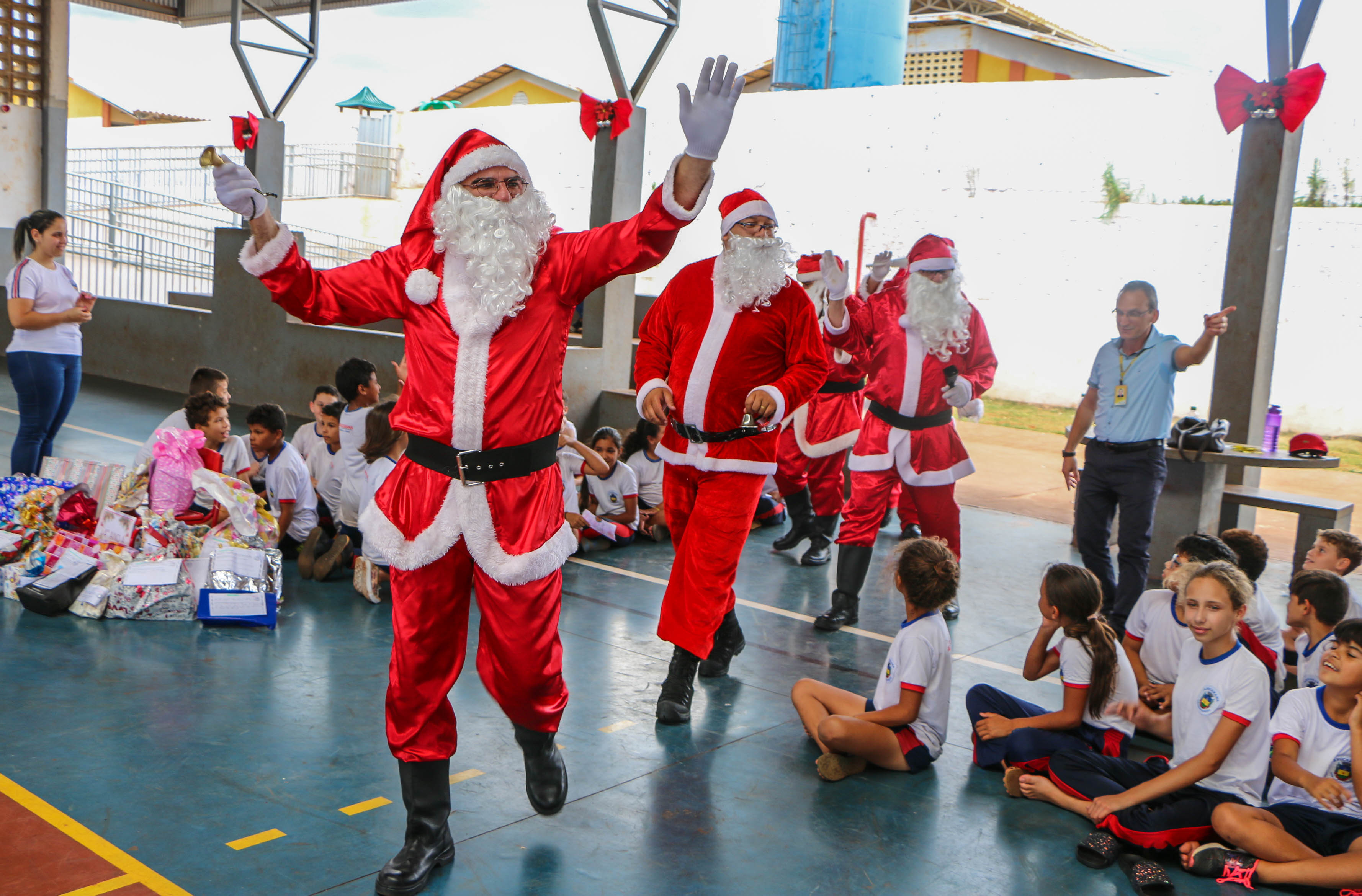 Papai Noel dos Correios entrega 700 presentes na rede municipal de ensino