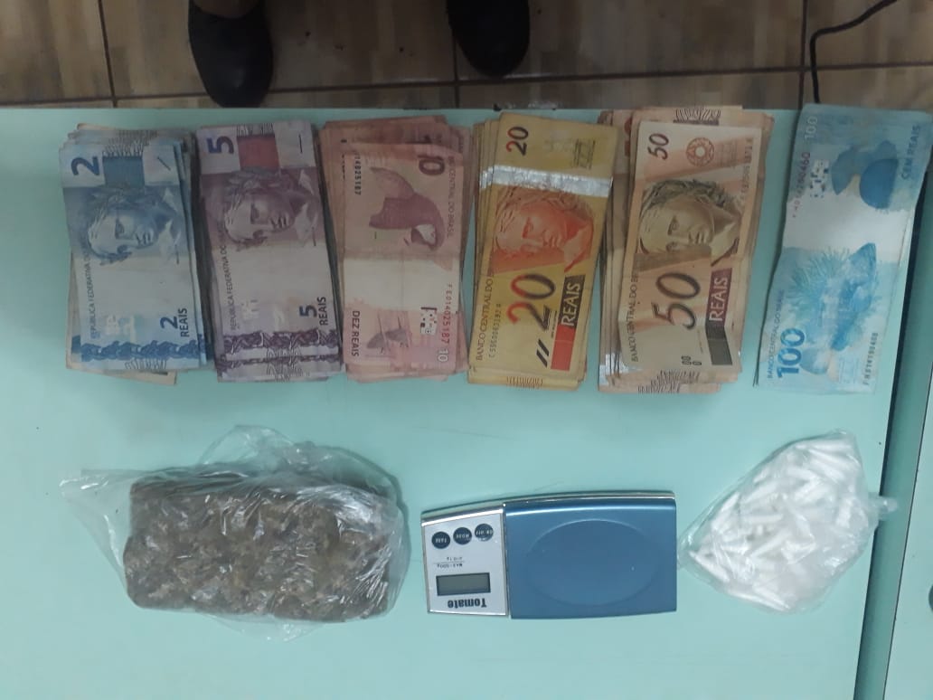 PM prende duas menores, uma moça e dois rapazes com crack, cocaína e maconha em Mauá da Serra - Foto: Divulgação/PM