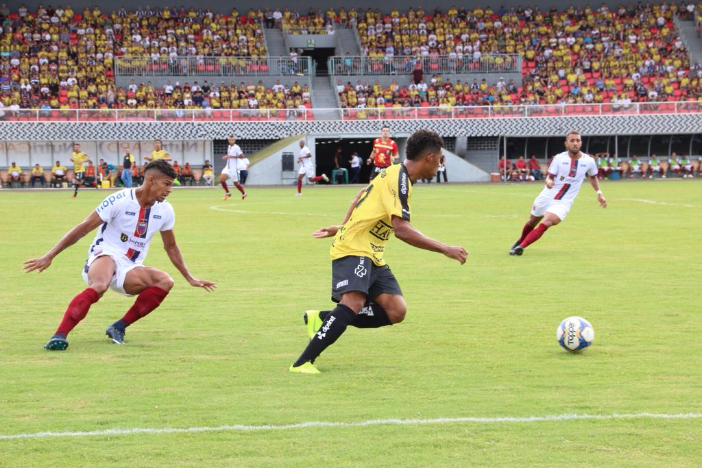 Legenda: FC Cascavel e Toledo ficaram no 0 a 0 no estádio Olímpico Regional, na abertura do Campeonato Paranaense de 2019. Foto: Sandra Zama
