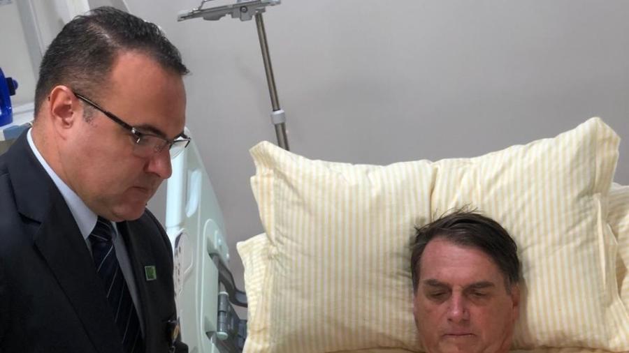 Bolsonaro tem alta adiada e é medicado em hospital
