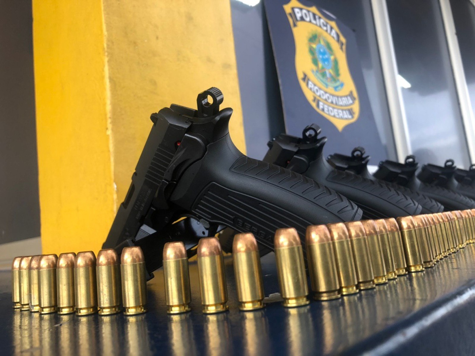 Homem é preso com 10 pistolas e 475 cartuchos de munição escondidos em painel de carro, diz PRF — Foto: Divulgação/PRF