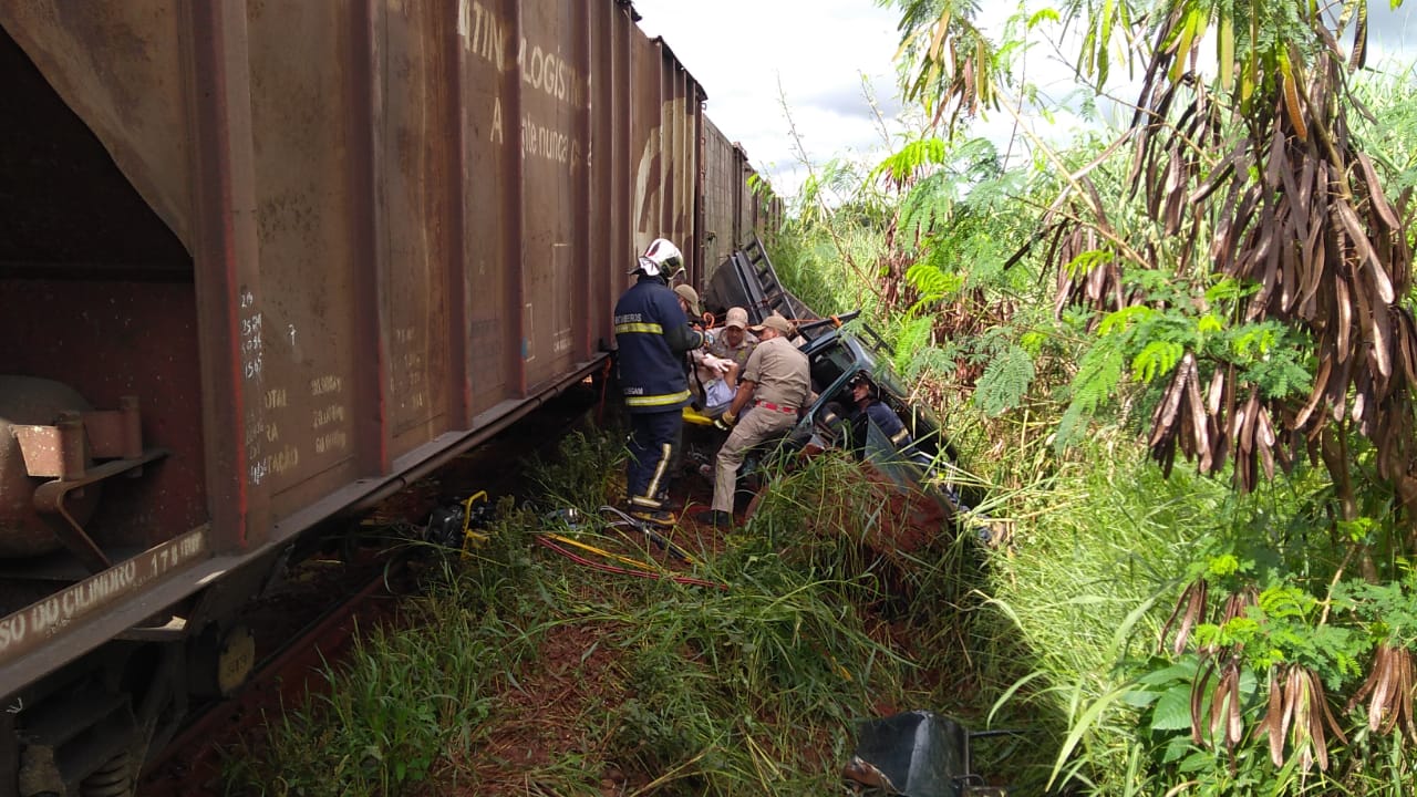 Acidente entre camioneta e trem mobiliza Siate e Samu em Apucarana