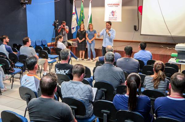 O prefeito Junior da Femac, de Apucarana, discursa durante o congresso técnico da fase municipal dos JEP´s - Foto: Divulgação