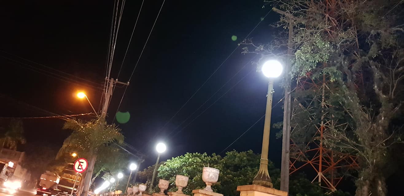 Prefeito divulgou fotos da nova iluminação da Praça Mauá, no Facebook. Foto: Reprodução/FAcebook