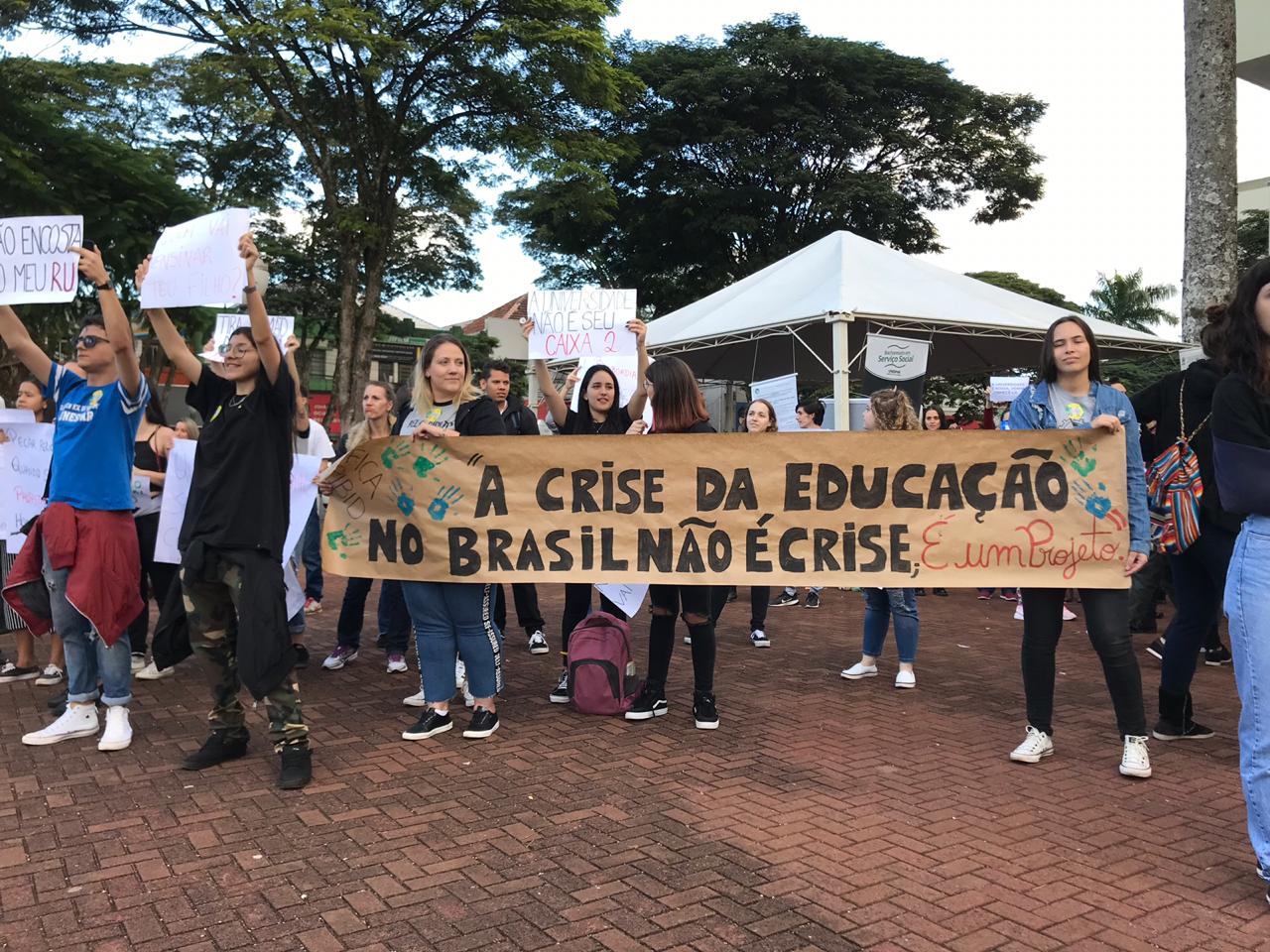 Estudantes da Unespar foram às ruas em Apucarana em 15 de maio. Foto: Tnonline