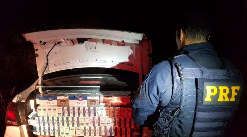Após perseguição, PRF recupera carro roubado carregado com cigarros contrabandeados 