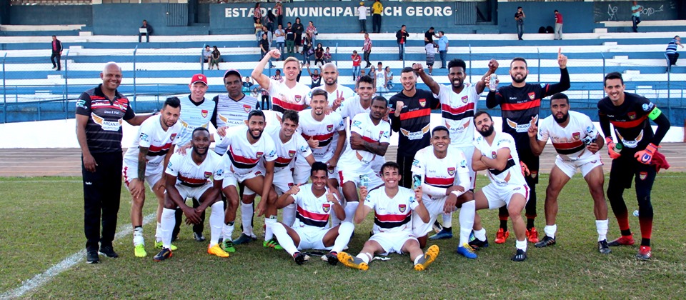 Jogadores do Apucarana Sports comemoram a classificação para a fase semifinal em Rolândia - Foto: Apucarana Sports/Divulgação