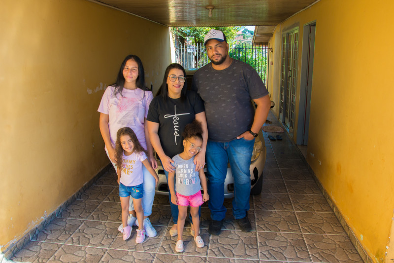A auxiliar administrativa, Kelly Cristina Batista (de blusa preta) ao lado dos filhos e marido. Foto: Maicon Sales
