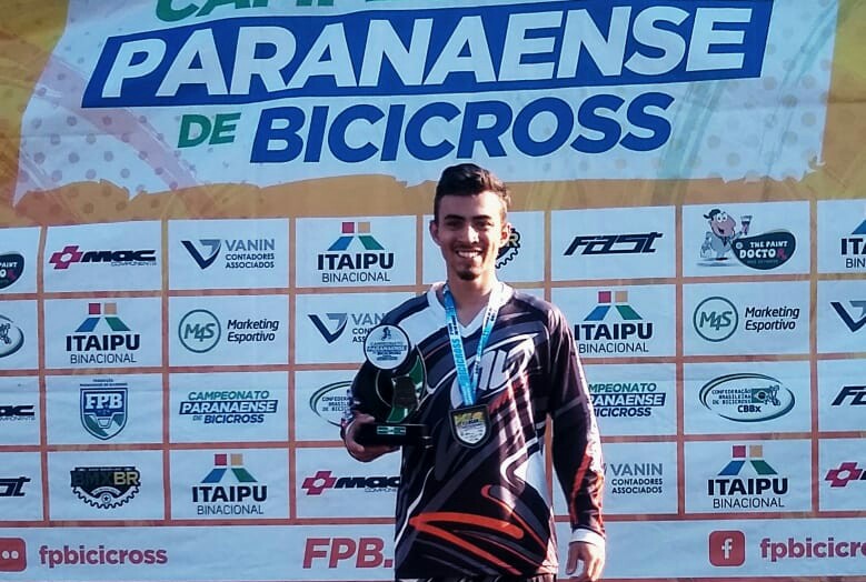 O piloto Luiz Felipe Dias, de Apucarana, venceu a segunda etapa do Paranaense de Bicicross - Foto: Divulgação