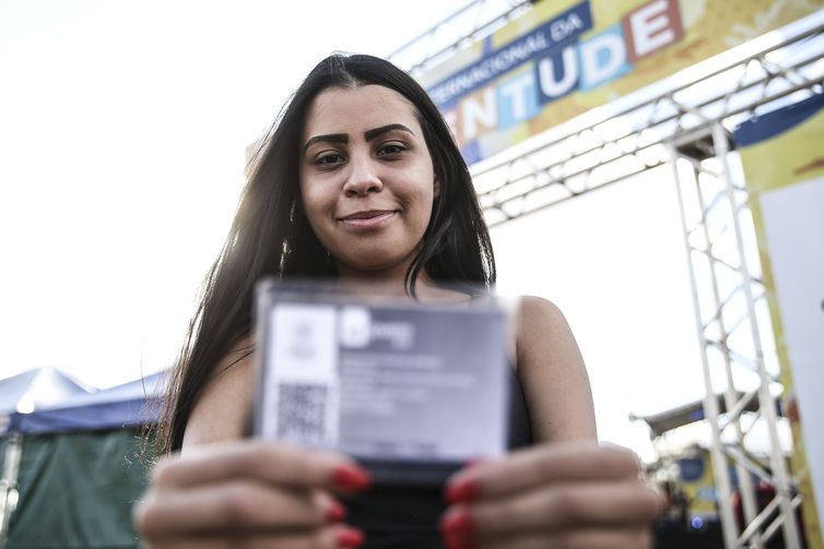 Leticia dos Santos mostra ID Jovem emitida em Ceilândia neste sábado (10) - Marcello Casal Jr - Agência Brasil
