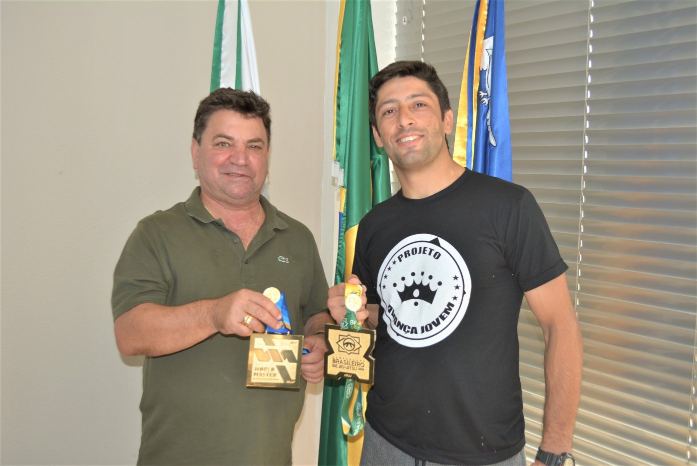 O prefeito Sérgio Onofre com o campeão mundial Willian Lemes na Prefeitura de Arapongas - Foto: Divulgação