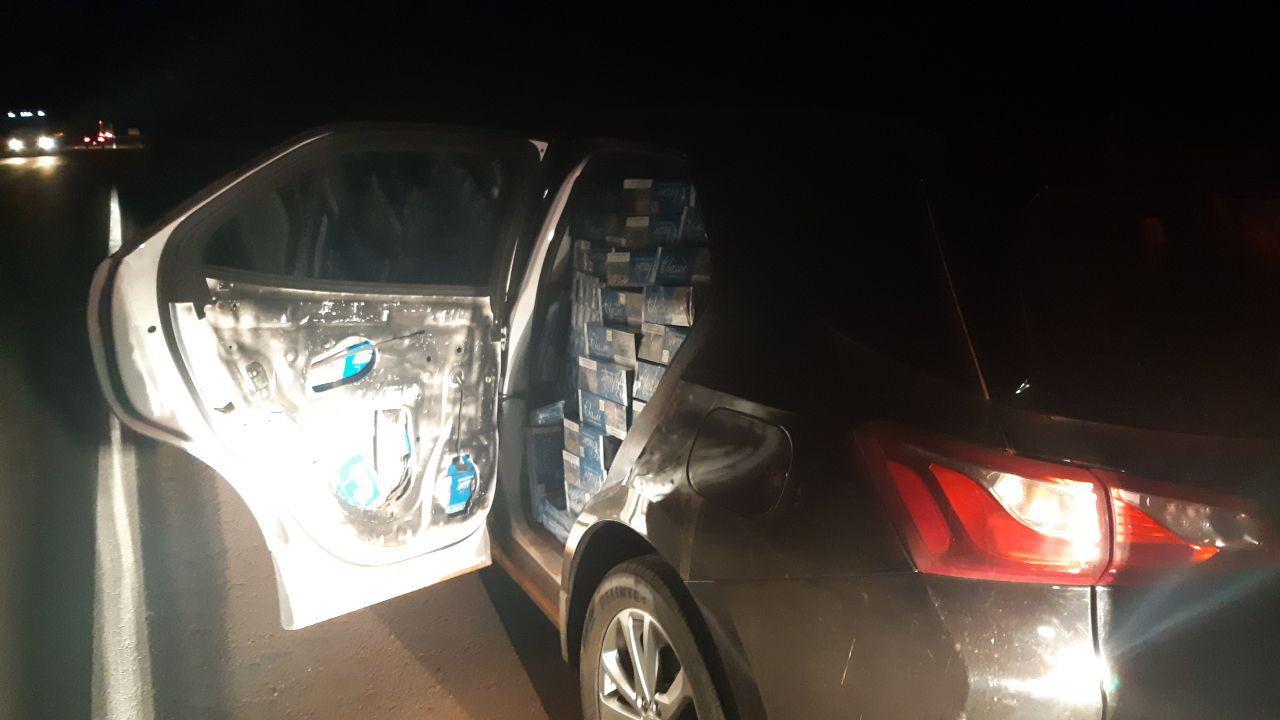 Equipe abordou SUV em Cascavel (PR); motorista fugiu e abandonou veículo com 22.550 carteiras de cigarros contrabandeados; carro havia sido roubado da concessionária. (Foto e imagem: PRF)